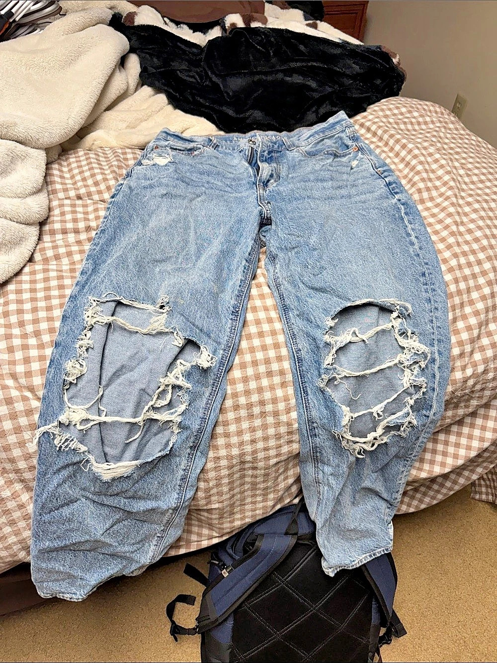 10 short American Eagle Distressed Boyfriend Jeans in Blue